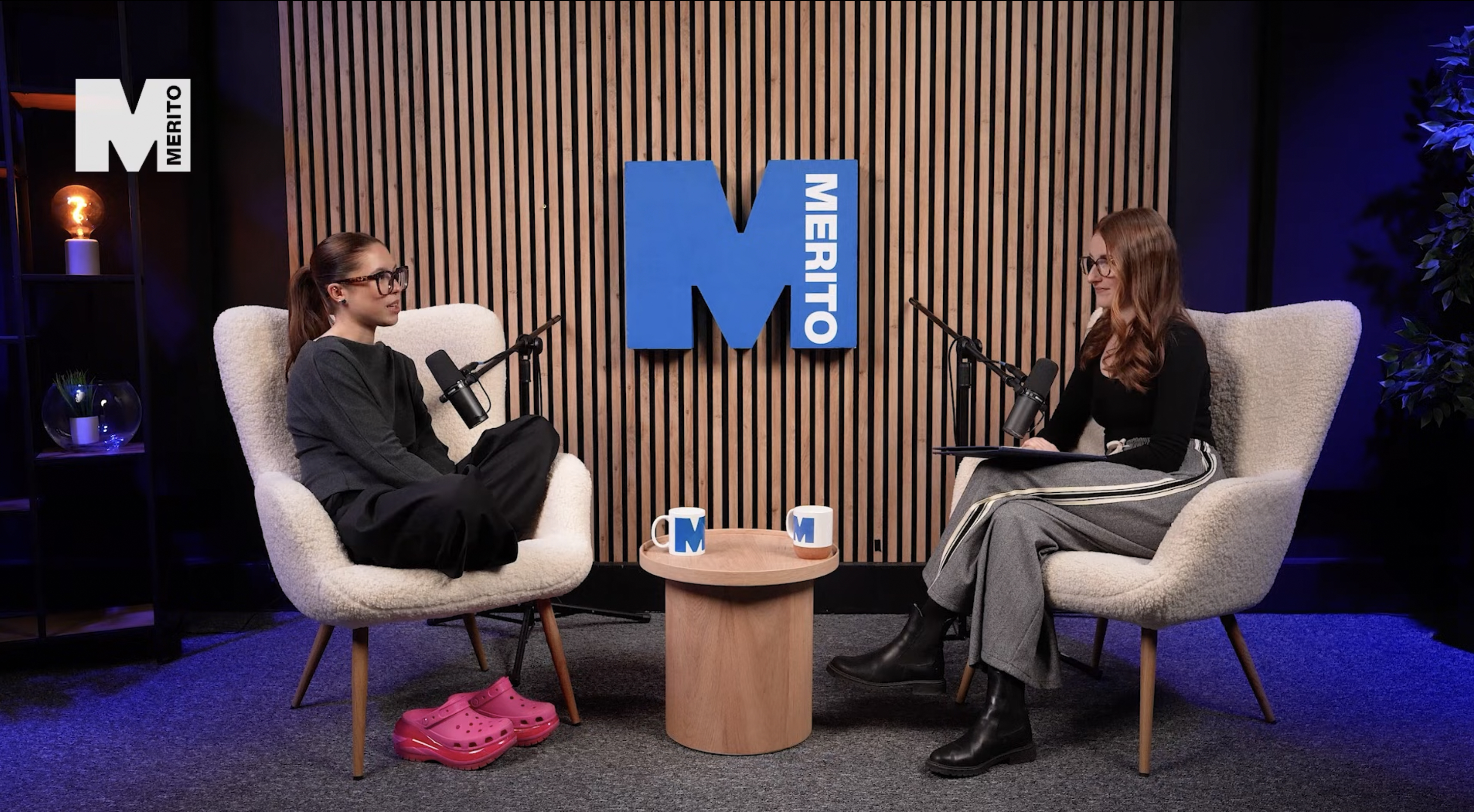 Studio 1 Lamelowe — dwaj mężczyźni w czarnych koszulkach podczas nagrania podcastu