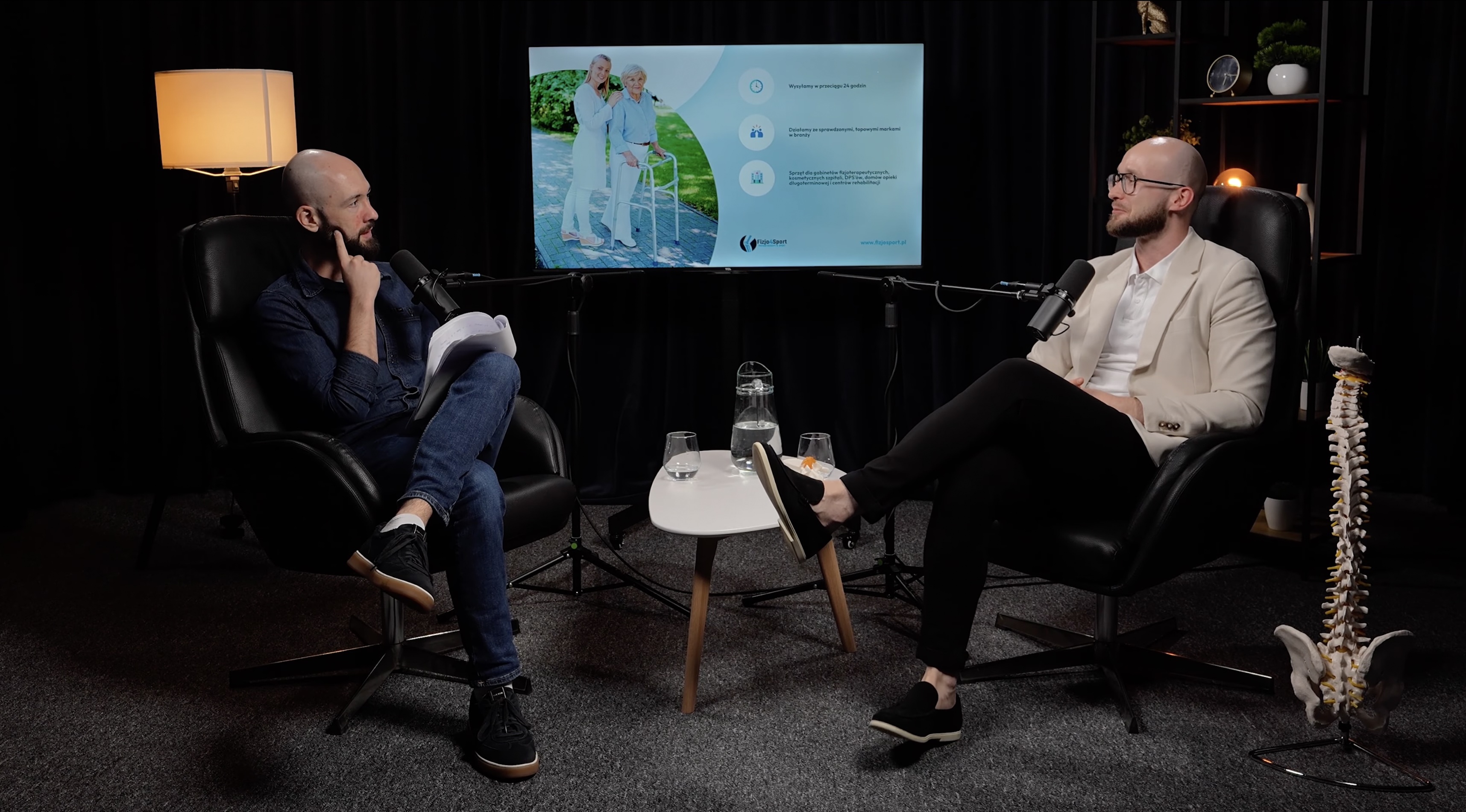 Studio 2 Ciemne — mężczyzna w czarnym garniturze na czarnym tle