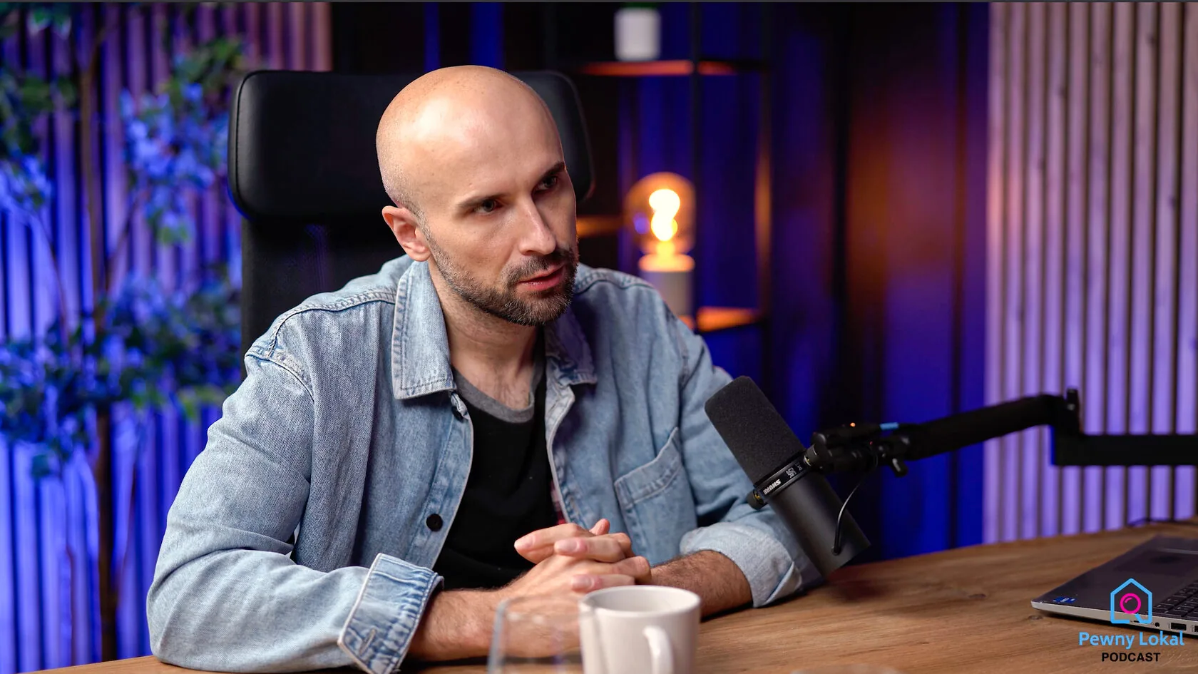 Studio 1 Lamelowe — mężczyzna w dżinsowej koszuli przy mikrofonie, niebieskie światło